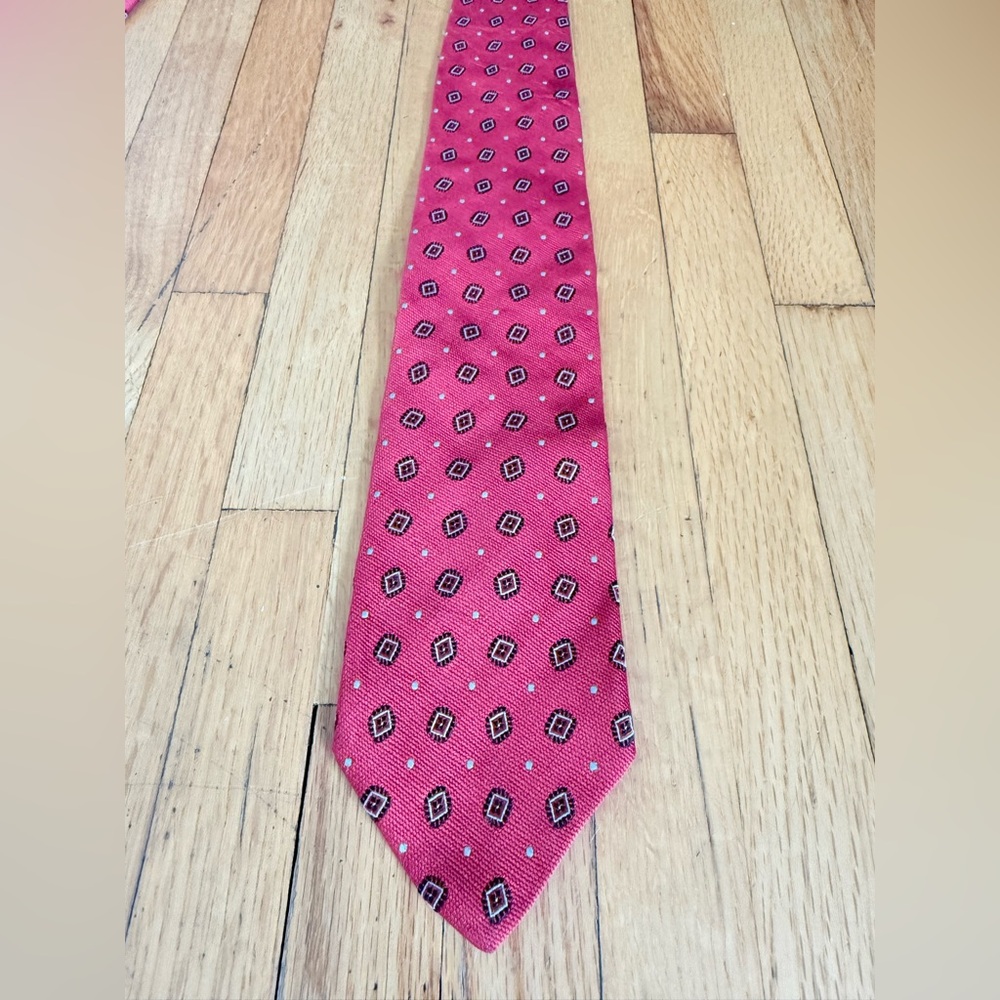 Brooks Brothers 346 Tie Red Geometric Dot Silk Classic Mens Necktie